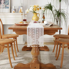 Caminho de Mesa em Crochê com Borlas