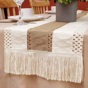 Caminho de Mesa Boho em Lona e Crochê
