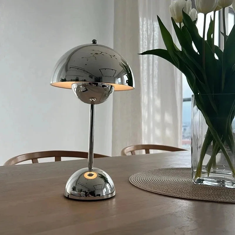 Luminária de Mesa Cromada Portátil e Recarregável