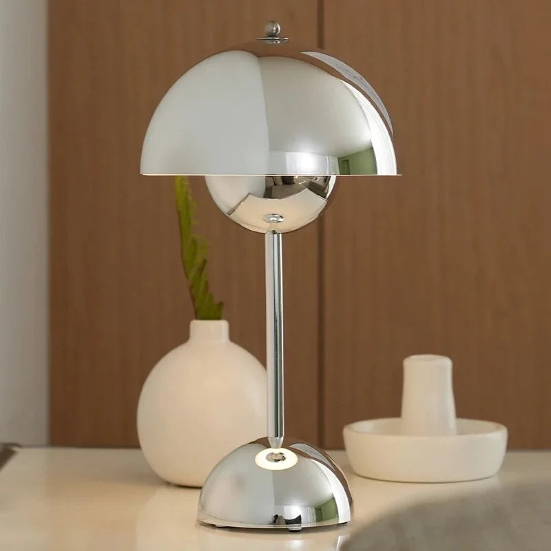 Luminária de Mesa Cromada Portátil e Recarregável
