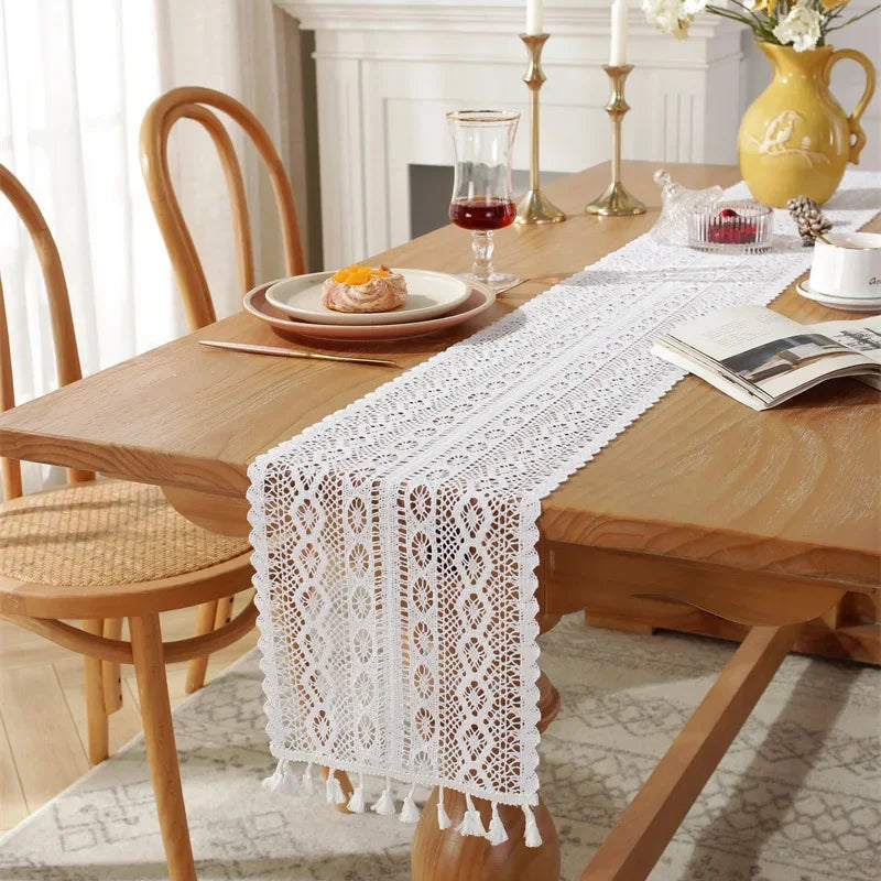 Caminho de Mesa em Crochê com Borlas