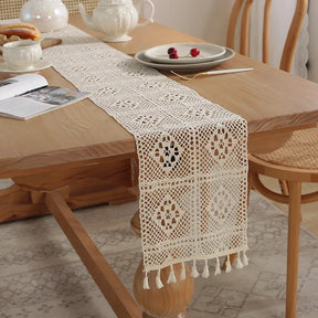 Caminho de Mesa em Crochê com Borlas