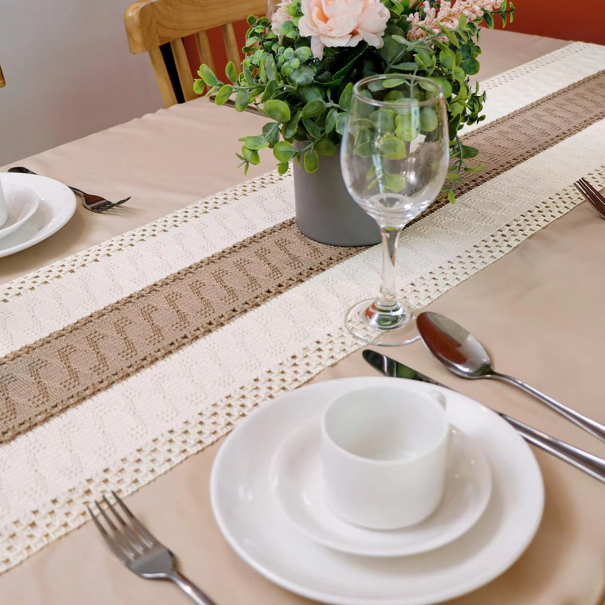 Caminho de Mesa Boho em Lona e Crochê