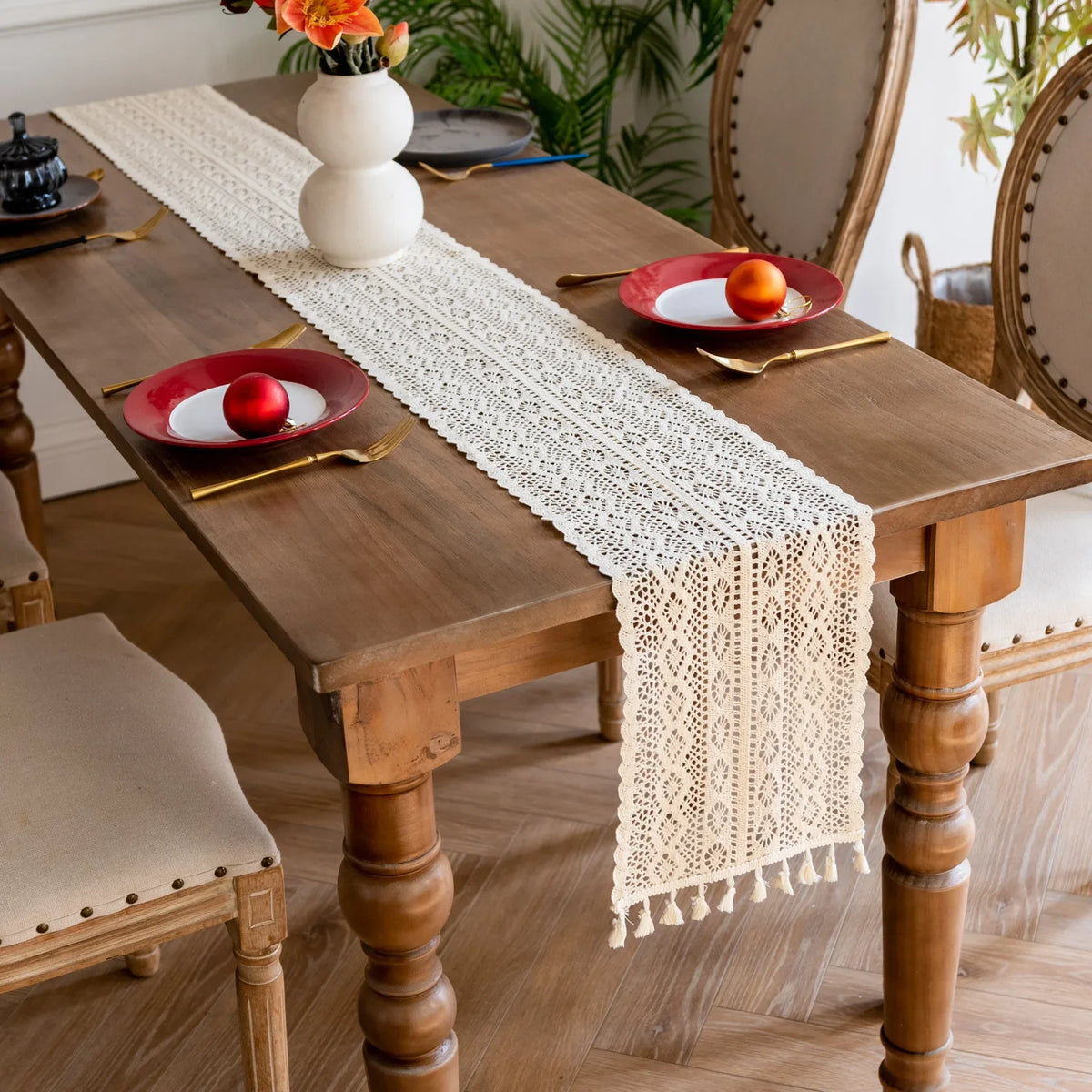 Caminho de Mesa em Crochê com Borlas